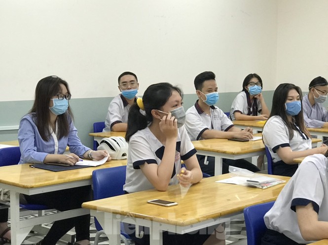 Thí sinh TPHCM làm thủ tục dự thi tốt nghiệp THPT sau cơn mưa nặng hạt - ảnh 5