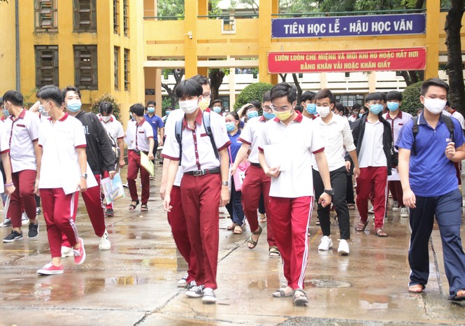 Thí sinh TPHCM làm thủ tục dự thi tốt nghiệp THPT sau cơn mưa nặng hạt - ảnh 7