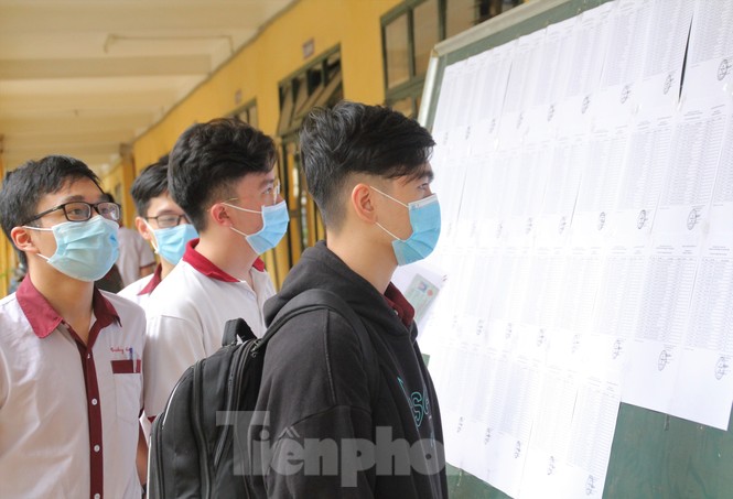Thí sinh TPHCM làm thủ tục dự thi tốt nghiệp THPT sau cơn mưa nặng hạt - ảnh 3