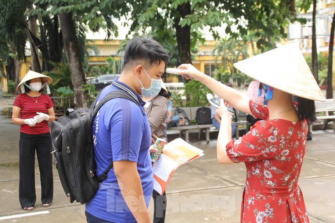 Thí sinh TPHCM làm thủ tục dự thi tốt nghiệp THPT sau cơn mưa nặng hạt - ảnh 2
