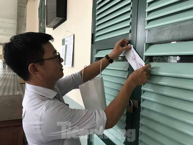 Thí sinh TPHCM làm thủ tục dự thi tốt nghiệp THPT sau cơn mưa nặng hạt - ảnh 8