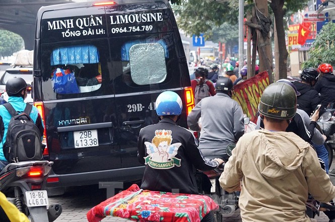 Người dân chở đào, quất về quê đón Tết, đường phố Hà Nội tê liệt - ảnh 8
