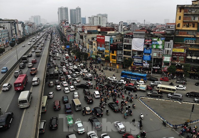Người dân chở đào, quất về quê đón Tết, đường phố Hà Nội tê liệt - ảnh 1