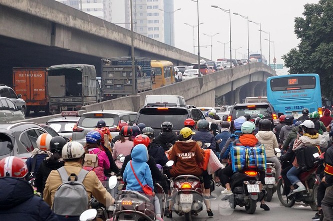 Người dân chở đào, quất về quê đón Tết, đường phố Hà Nội tê liệt - ảnh 3