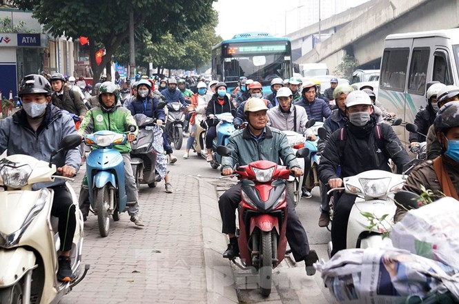 Người dân chở đào, quất về quê đón Tết, đường phố Hà Nội tê liệt - ảnh 6