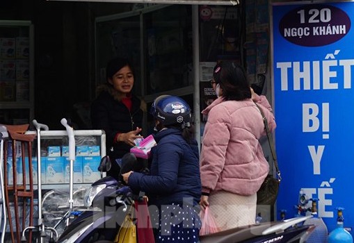 Hà Nội xử lý nhiều cửa hàng lợi dụng dịch corona 'chặt chém' giá khẩu trang - ảnh 3