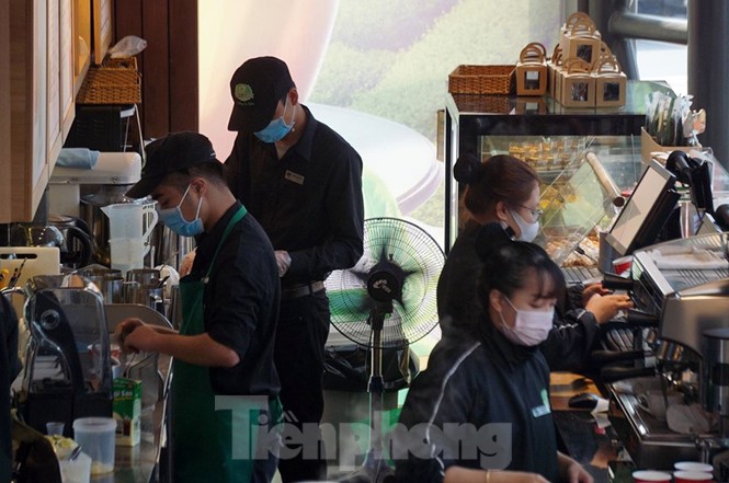 Đeo khẩu trang đi uống cà phê ở Hà Nội thời dịch virus corona - ảnh 8