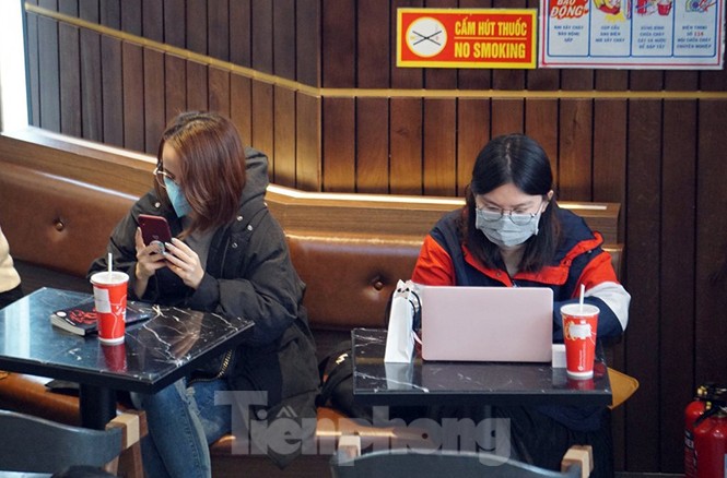 Đeo khẩu trang đi uống cà phê ở Hà Nội thời dịch virus corona - ảnh 6