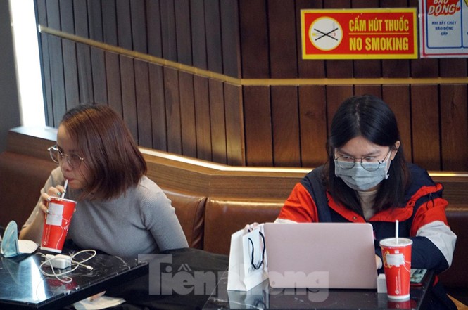 Đeo khẩu trang đi uống cà phê ở Hà Nội thời dịch virus corona - ảnh 7