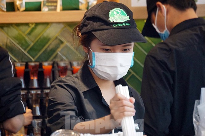 Đeo khẩu trang đi uống cà phê ở Hà Nội thời dịch virus corona - ảnh 4