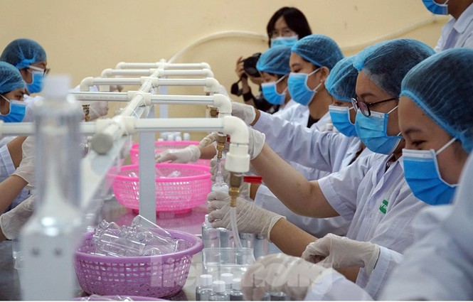 Cận cảnh xưởng chế cồn rửa tay hỗ trợ người dân Sơn Lôi - Vĩnh Phúc - ảnh 5
