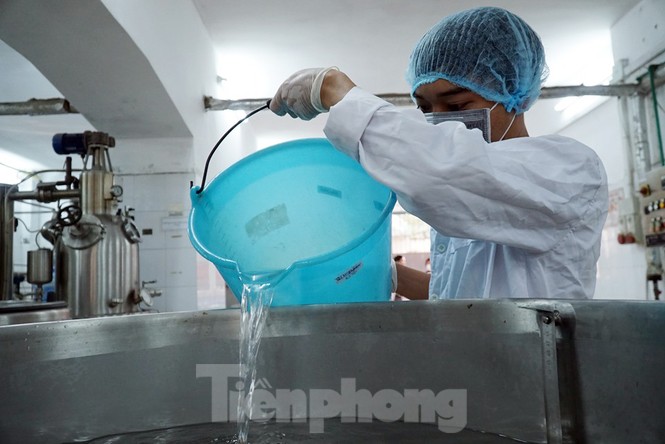 Cận cảnh xưởng chế cồn rửa tay hỗ trợ người dân Sơn Lôi - Vĩnh Phúc - ảnh 3