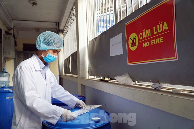 Cận cảnh xưởng chế cồn rửa tay hỗ trợ người dân Sơn Lôi - Vĩnh Phúc - ảnh 2