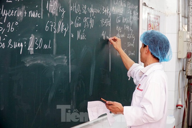 Cận cảnh xưởng chế cồn rửa tay hỗ trợ người dân Sơn Lôi - Vĩnh Phúc - ảnh 1