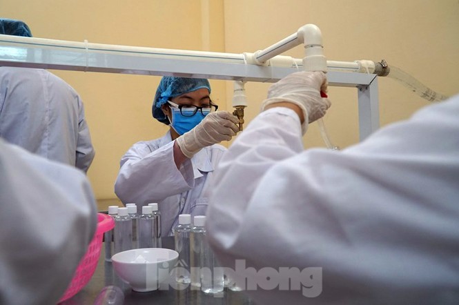 Cận cảnh xưởng chế cồn rửa tay hỗ trợ người dân Sơn Lôi - Vĩnh Phúc - ảnh 6
