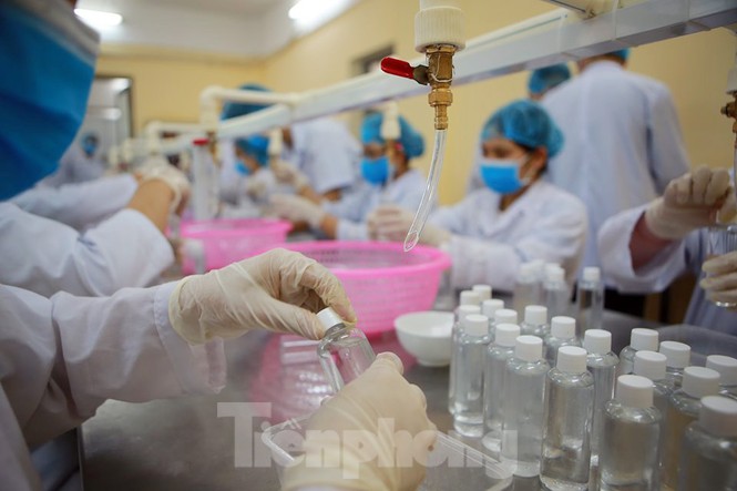 Cận cảnh xưởng chế cồn rửa tay hỗ trợ người dân Sơn Lôi - Vĩnh Phúc - ảnh 7