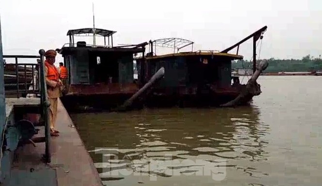 Bắt quả tang 'cát tặc' khai thác trái phép trên sông Hồng - ảnh 1