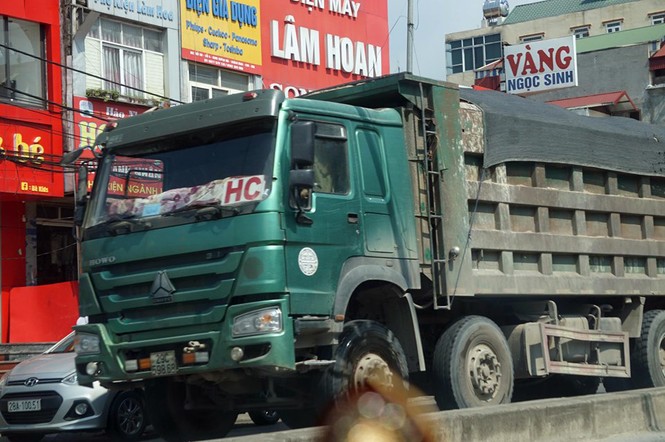 Hàng loạt xe tải hổ vồ vượt chốt CSGT vùng ven phía Tây Hà Nội  - ảnh 9