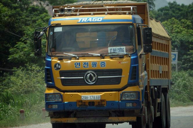 Hàng loạt xe tải hổ vồ vượt chốt CSGT vùng ven phía Tây Hà Nội  - ảnh 8