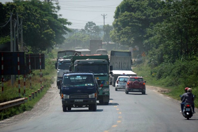 Hàng loạt xe tải hổ vồ vượt chốt CSGT vùng ven phía Tây Hà Nội  - ảnh 5