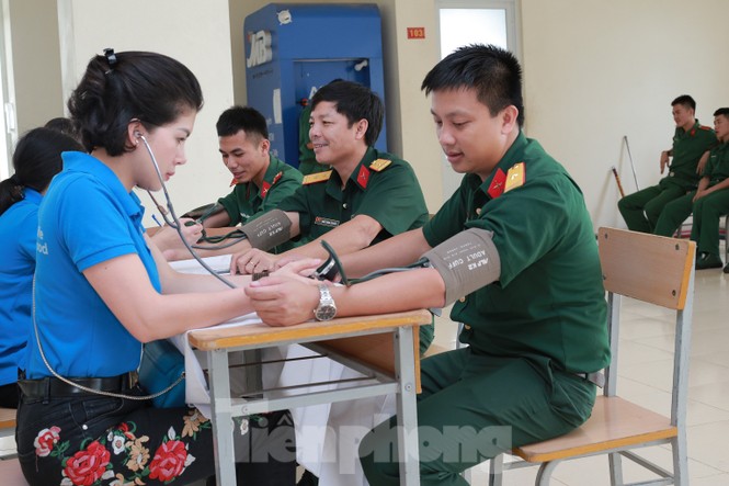 Tuổi trẻ Sĩ quan Chính trị hiến gần 500 đơn vị máu cứu người - ảnh 1