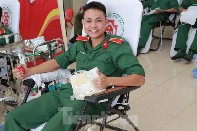 Tuổi trẻ Sĩ quan Chính trị hiến gần 500 đơn vị máu cứu người - ảnh 3