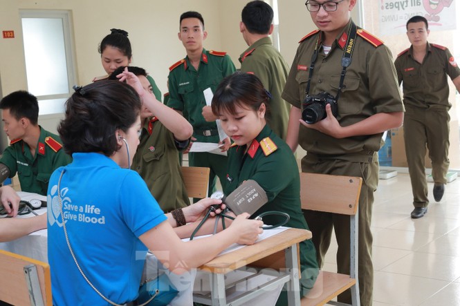 Tuổi trẻ Sĩ quan Chính trị hiến gần 500 đơn vị máu cứu người - ảnh 2