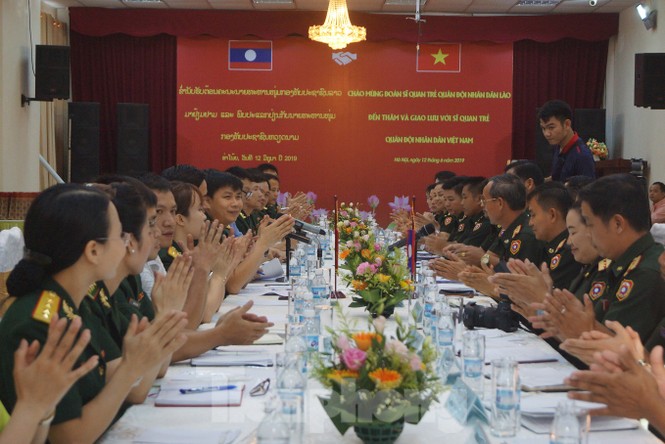 Sĩ quan trẻ Việt - Lào hội đàm tại Hà Nội - ảnh 1
