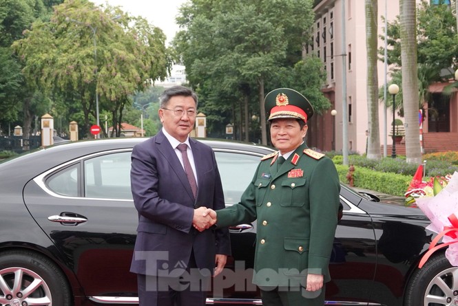 Bộ trưởng Quốc phòng Việt Nam - Mông Cổ ký thoả thuận hợp tác quốc phòng - ảnh 1