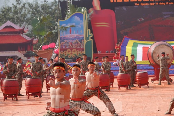 Đại tướng Ngô Xuân Lịch đánh trống khai mạc Ngày hội quân dân - ảnh 6