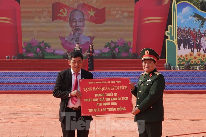 Đại tướng Ngô Xuân Lịch đánh trống khai mạc Ngày hội quân dân - ảnh 2