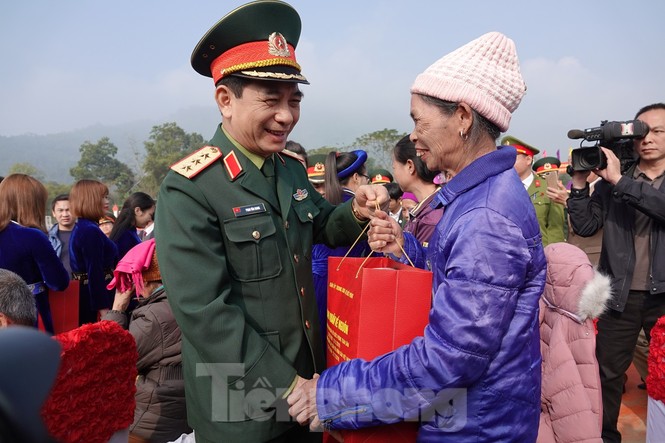 Đại tướng Ngô Xuân Lịch đánh trống khai mạc Ngày hội quân dân - ảnh 4