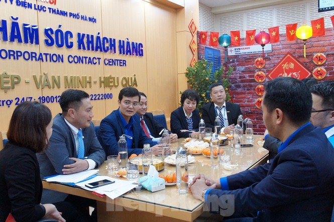 Lãnh đạo T.Ư Đoàn 'tiếp sức' công nhân điện lực Thủ đô - ảnh 1
