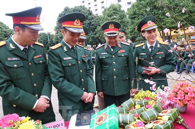 Sĩ quan Hậu cần tương lai trổ tài gói bánh chưng, nấu cỗ Tết - ảnh 1