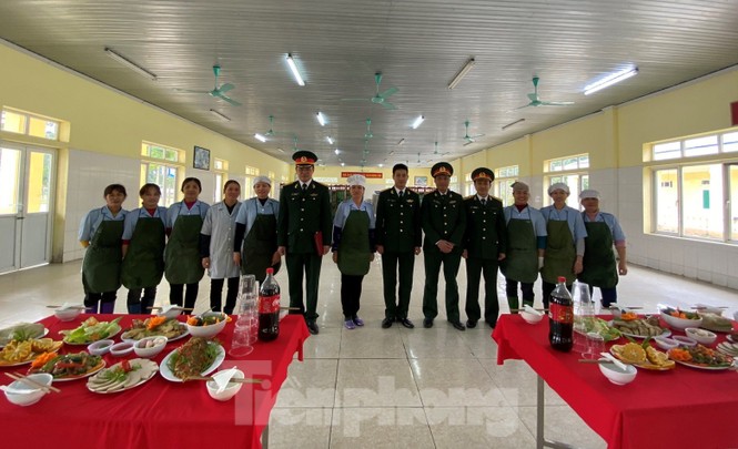 Sĩ quan Hậu cần tương lai trổ tài gói bánh chưng, nấu cỗ Tết - ảnh 3