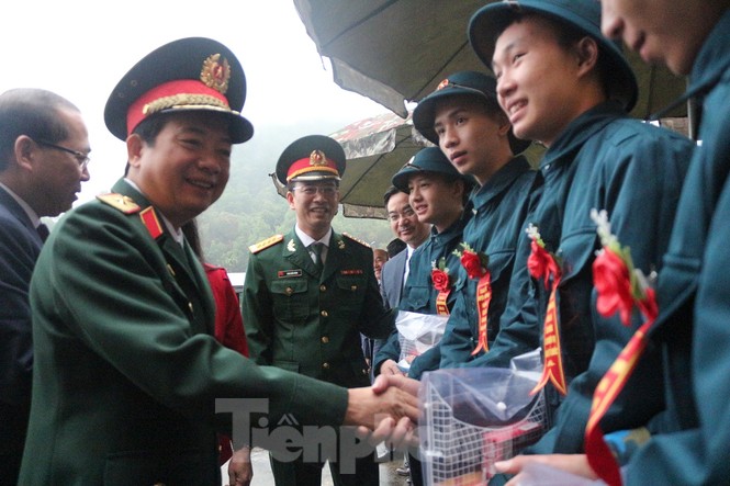 Hơn 2.000 thanh niên đất Tổ tòng quân bảo vệ Tổ quốc - ảnh 1