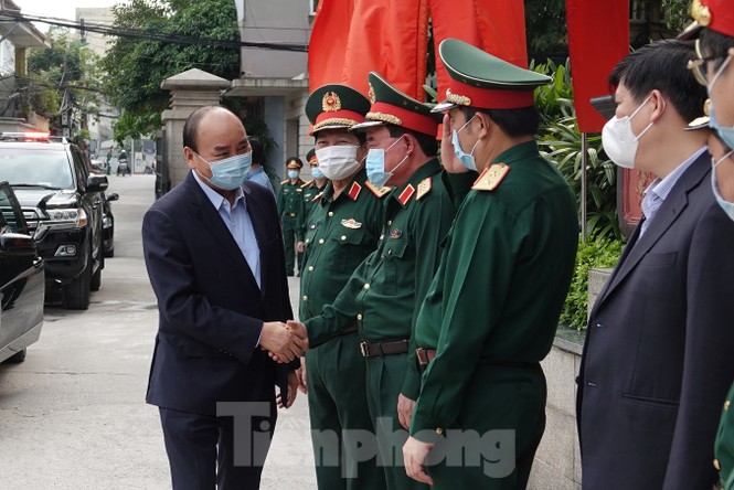 Thủ tướng Nguyễn Xuân Phúc kiểm tra công tác phòng chống dịch Covid-19 của Quân đội - ảnh 1