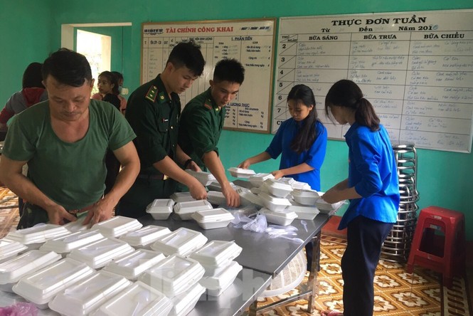 Biên phòng Quảng Trị vượt lũ cứu dân và đỡ đẻ sản phụ  - ảnh 4