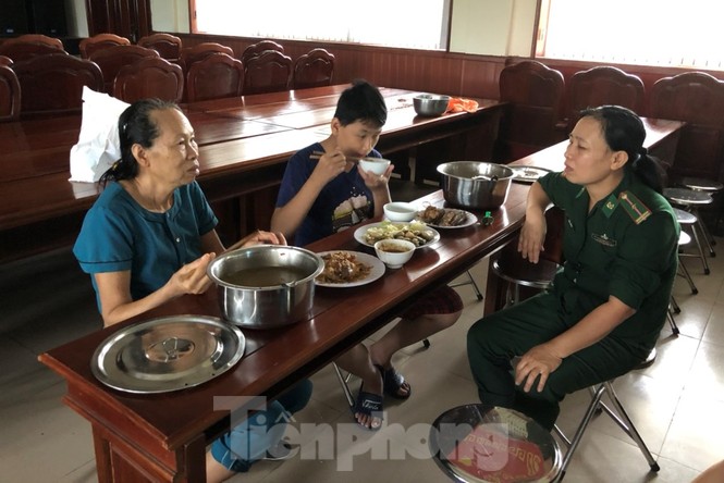 Biên phòng Quảng Trị vượt lũ cứu dân và đỡ đẻ sản phụ  - ảnh 1