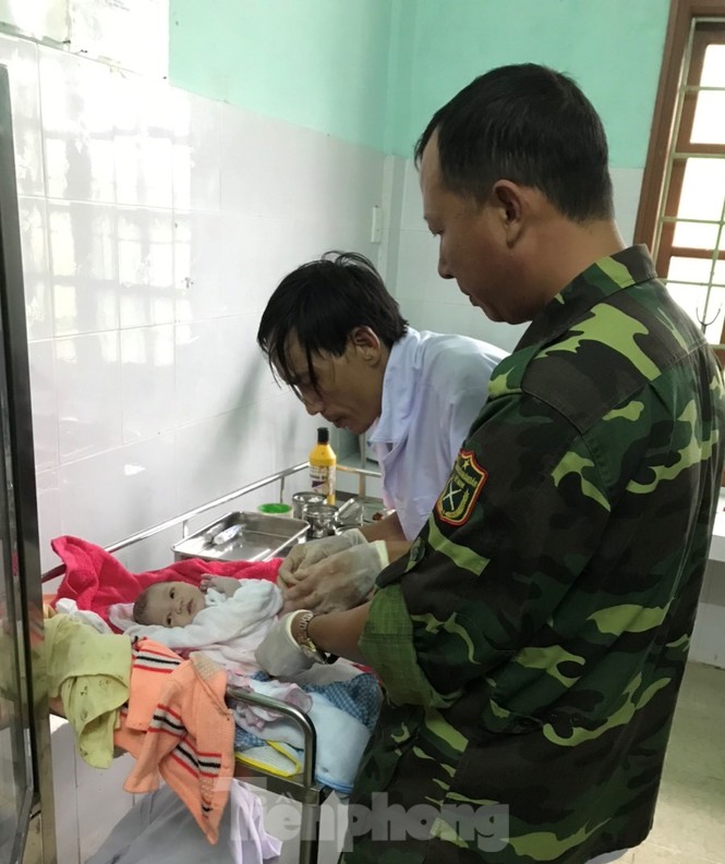 Biên phòng Quảng Trị vượt lũ cứu dân và đỡ đẻ sản phụ  - ảnh 3