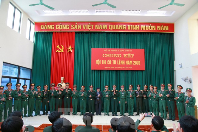 Trao chứng nhận cho 86 cán bộ Đoàn, cán bộ đảm nhiệm công tác thanh niên - ảnh 5
