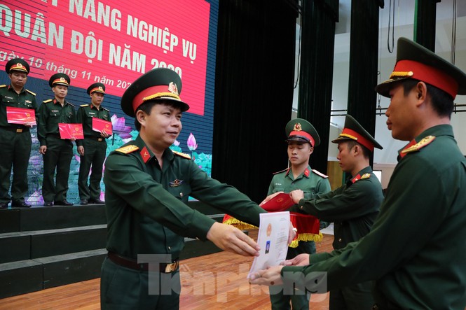 Trao chứng nhận cho 86 cán bộ Đoàn, cán bộ đảm nhiệm công tác thanh niên - ảnh 2