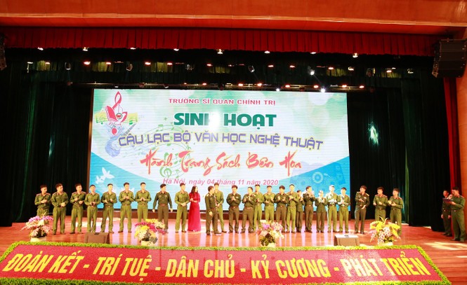 Trao chứng nhận cho 86 cán bộ Đoàn, cán bộ đảm nhiệm công tác thanh niên - ảnh 1