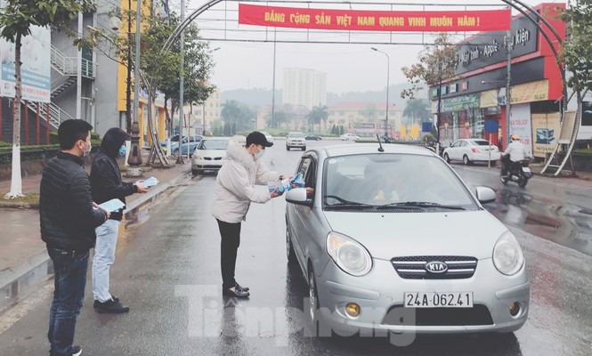 Giữa dịch corona: Doanh nghiệp du lịch phát khẩu trang miễn phí cho hành khách - ảnh 4