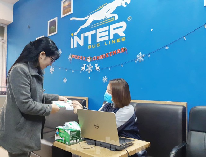 Giữa dịch corona: Doanh nghiệp du lịch phát khẩu trang miễn phí cho hành khách - ảnh 1