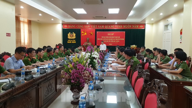 Công an Nam Định dùng lực lượng tinh nhuệ bảo vệ sân Thiên Trường - ảnh 1