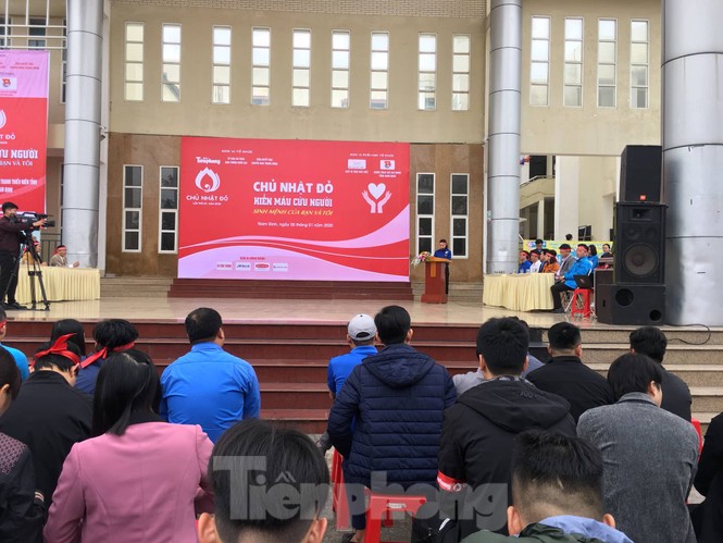 Hàng nghìn thanh niên, sinh viên Nam Định xung kích tham dự Ngày Chủ nhật đỏ - ảnh 1