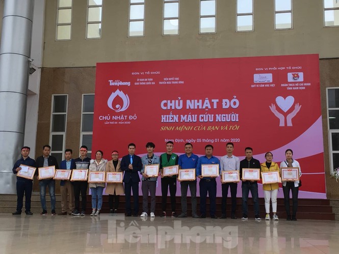 Hàng nghìn thanh niên, sinh viên Nam Định xung kích tham dự Ngày Chủ nhật đỏ - ảnh 8