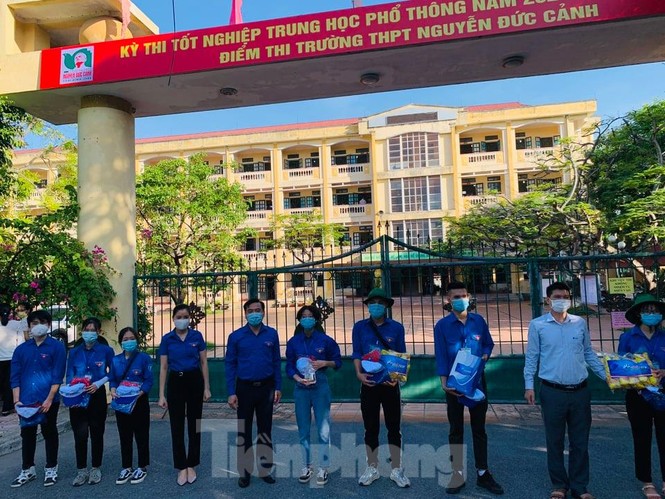 Hơn 500 sinh viên tình nguyện Thái Bình xuống đường tiếp sức mùa thi - ảnh 1