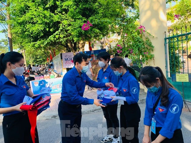 Hơn 500 sinh viên tình nguyện Thái Bình xuống đường tiếp sức mùa thi - ảnh 3
